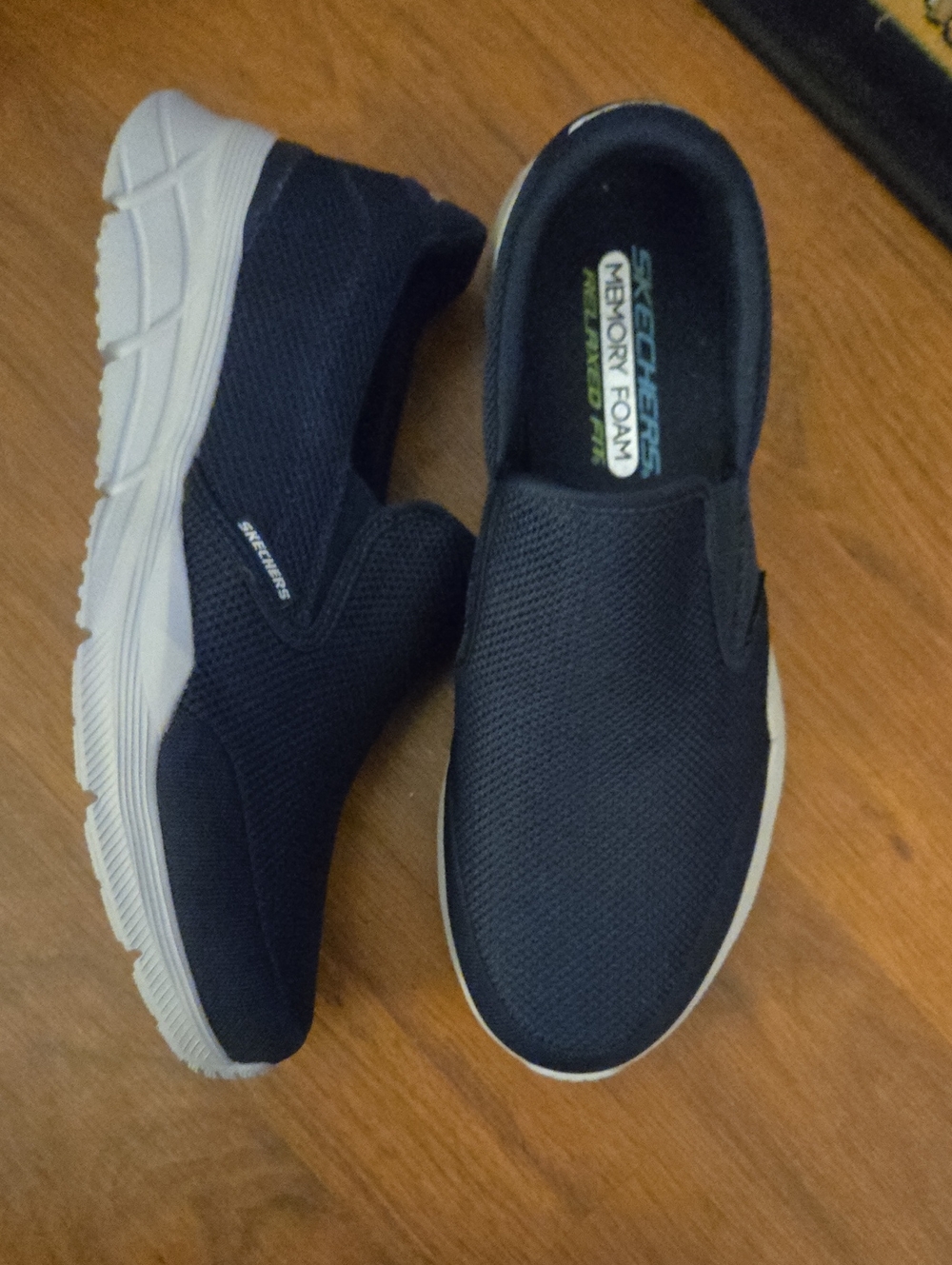 Skechers Navy Blue Slip-On Sneakers Gray Sole Memory Foam Relaxed Fit 10.5 NEW